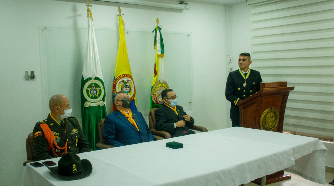Distinción oficial en ceremonia de condecoración al ESMAD